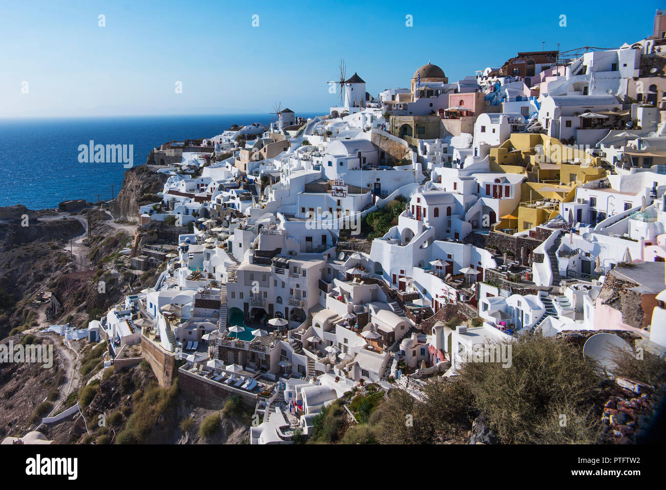 Oia Santorin weiße Gebäude am Hang nach Norden gegen den blauen Himmel Stockfoto