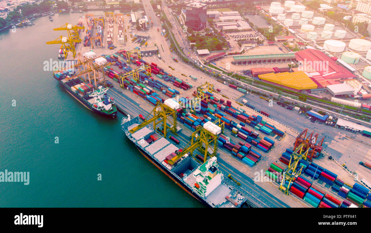 Luftaufnahme von Drone. Schiff in Import/Export und Logistik. Versand und Fracht Hafen mit Kran. Wasser Transport International. Business lo Stockfoto