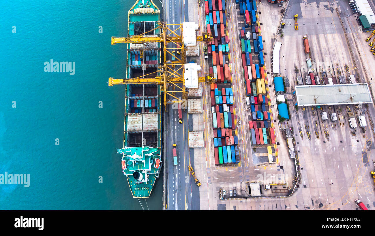 Luftaufnahme von fliegende Drohne von Versand und Fracht Import der Waren und Güter exportieren und Auslieferung an den internationalen Hafen. Wasser Transport conce Stockfoto