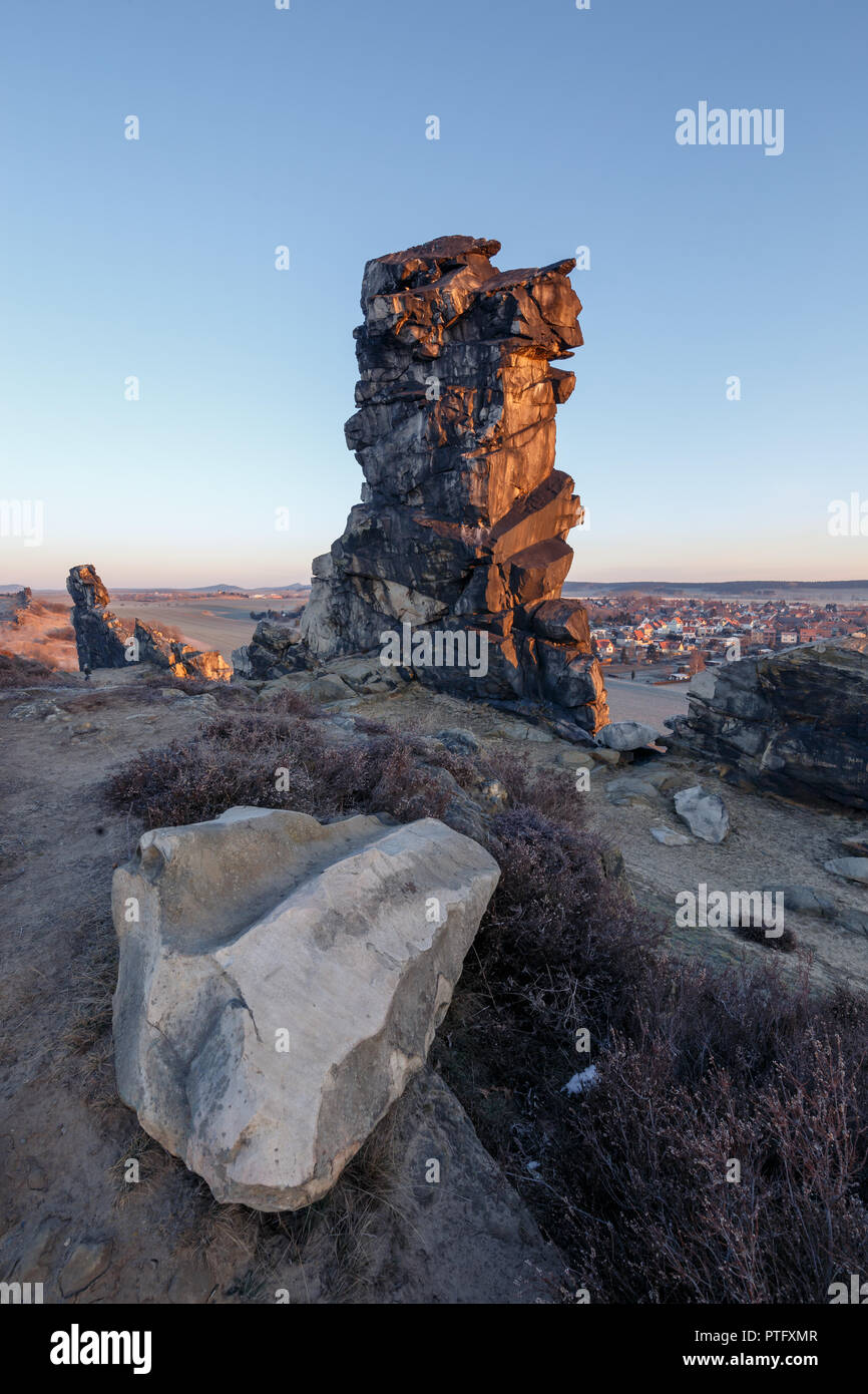Sonnenaufgang auf dem sagenumwobenen Teufelsmauer im Harz, massiv mit Sonne, Deutschland Stockfoto