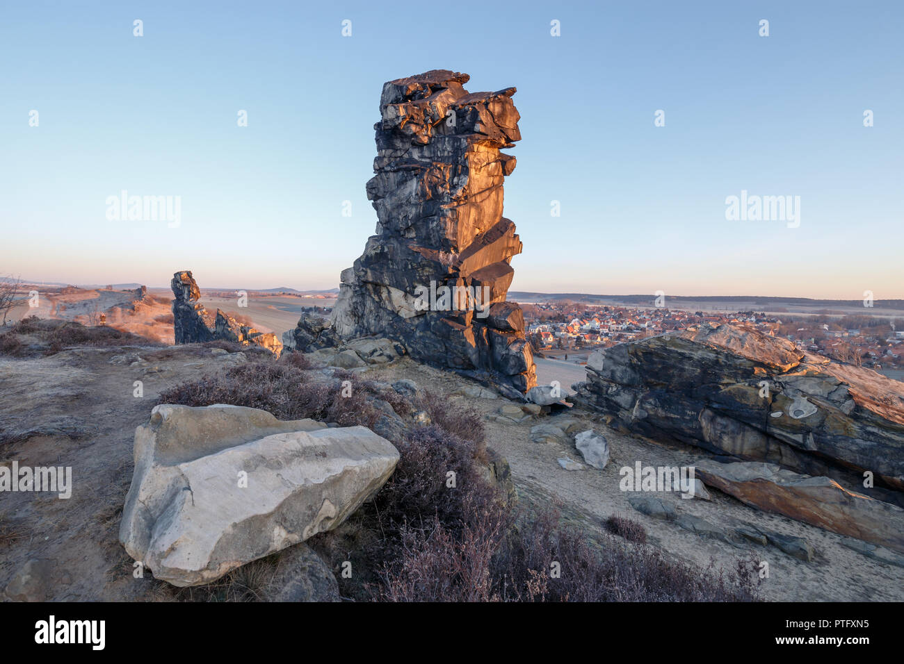 Sonnenaufgang auf dem sagenumwobenen Teufelsmauer im Harz, massiv mit Sonne, Deutschland Stockfoto