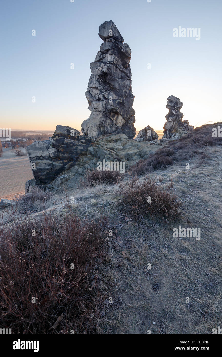 Sonnenaufgang auf dem sagenumwobenen Teufelsmauer im Harz, massiv mit Sonne, Deutschland Stockfoto