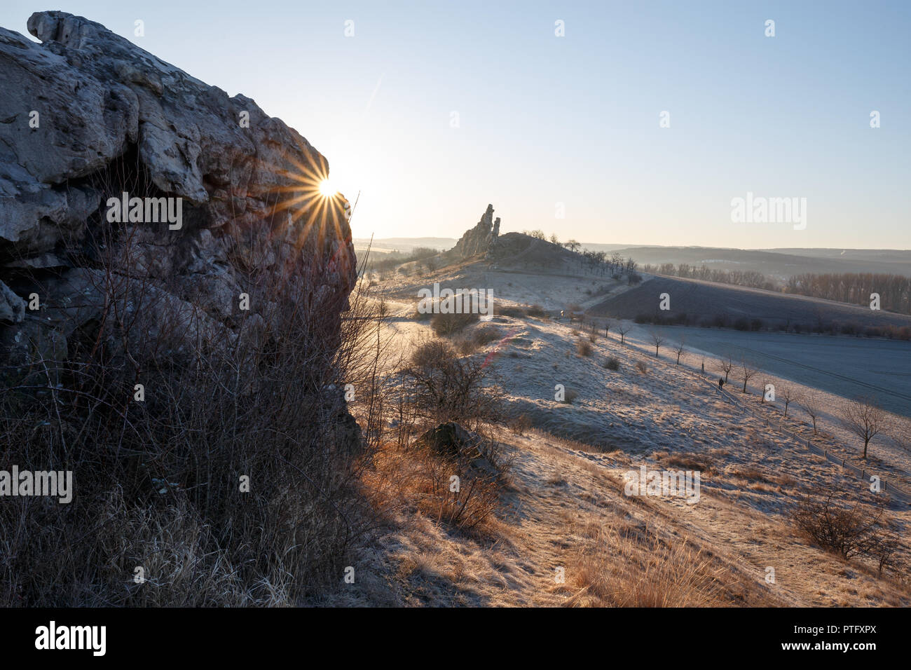 Sonnenaufgang auf dem sagenumwobenen Teufelsmauer im Harz, massiv mit Sonne, Deutschland Stockfoto