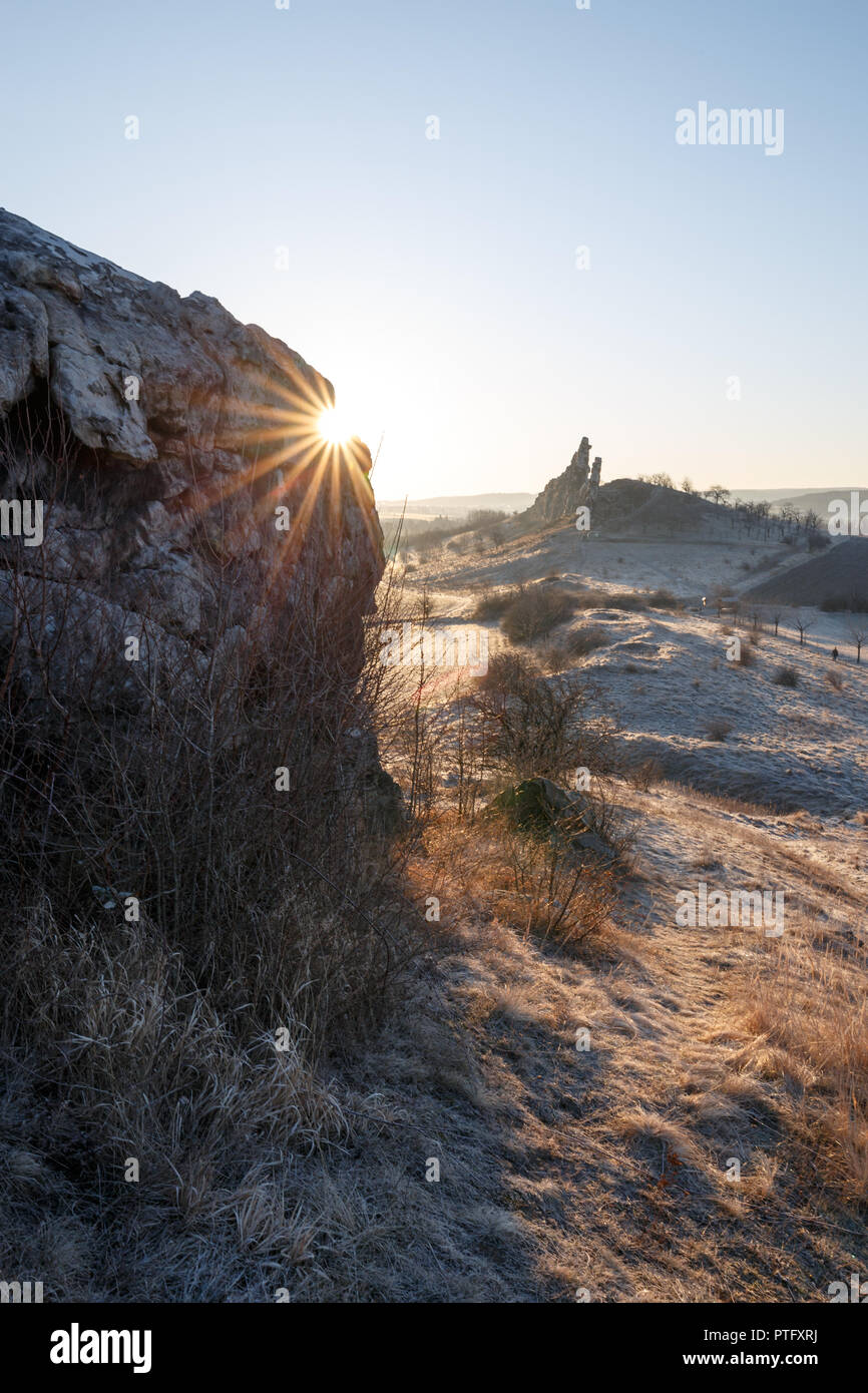 Sonnenaufgang auf dem sagenumwobenen Teufelsmauer im Harz, massiv mit Sonne, Deutschland Stockfoto