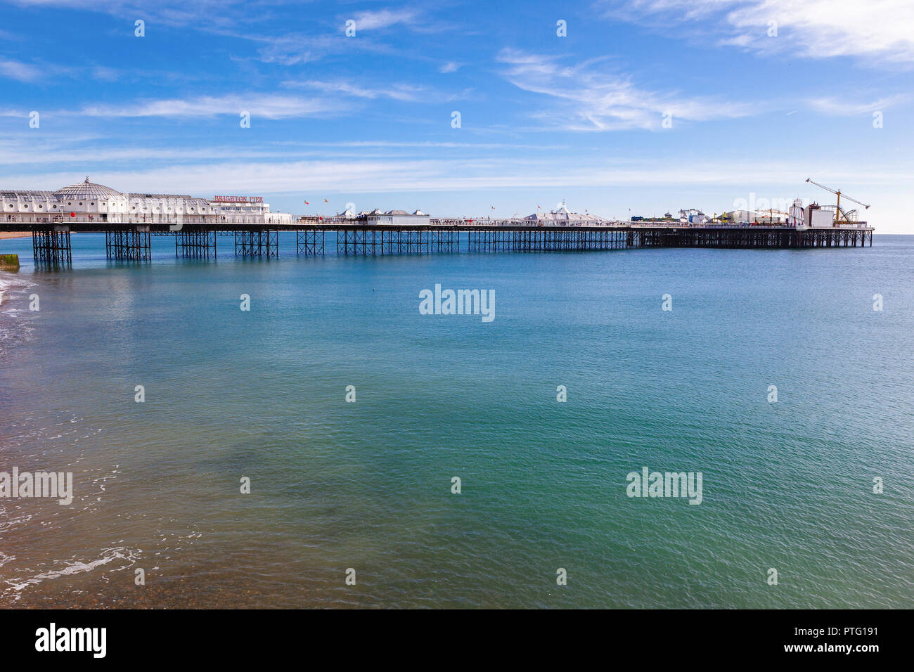 Pier von Brighton, East Sussex, England an einem sonnigen Tag, dem blauen Meer und Himmel, selektiven Fokus Stockfoto
