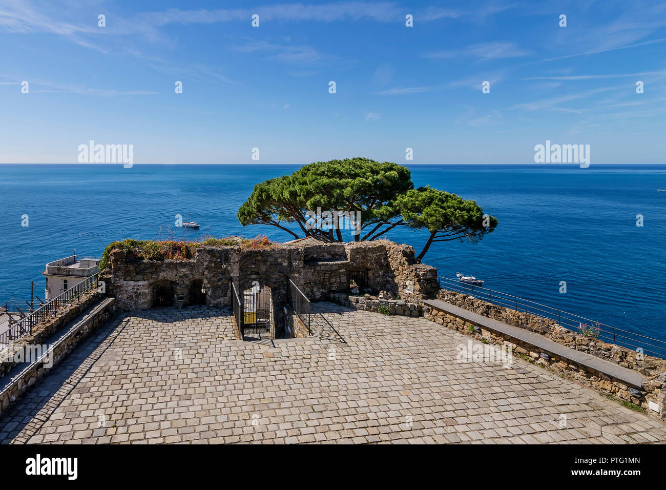 Schöner Blick auf das Meer vom Schloss von Riomaggiore, Cinque Terre, Ligurien, Italien Stockfoto
