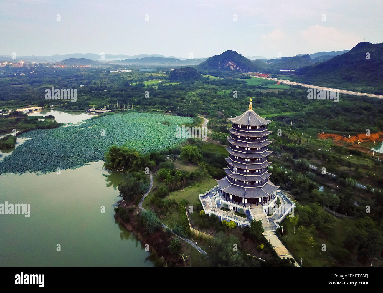 Luftaufnahme der Chinesischen park mit Lotus flower See in der Abenddämmerung Stockfoto