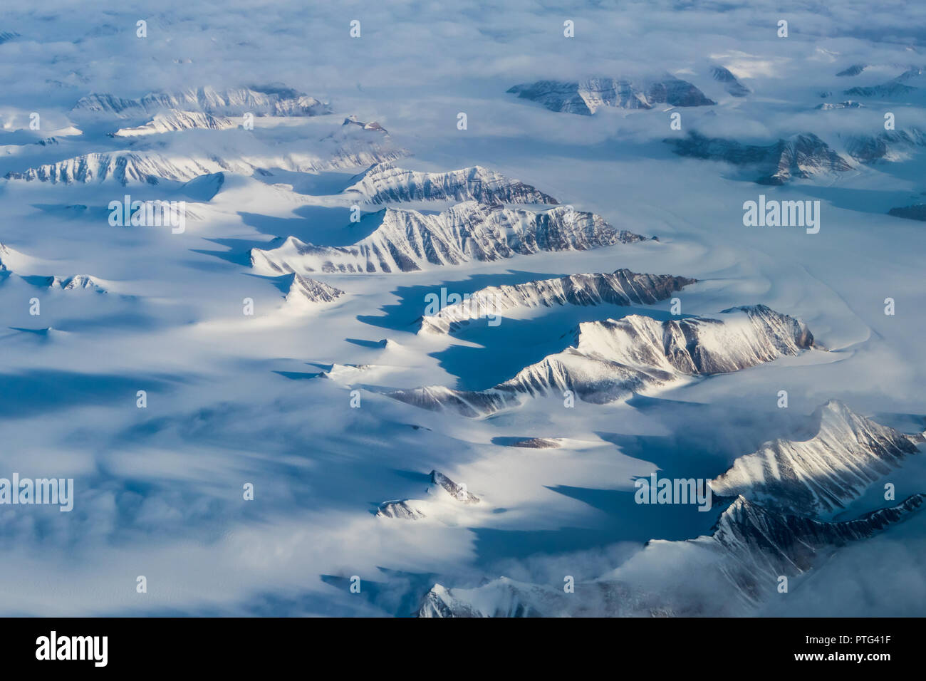 Grönland Gipfel werfen lange Schatten über den Schnee. Stockfoto