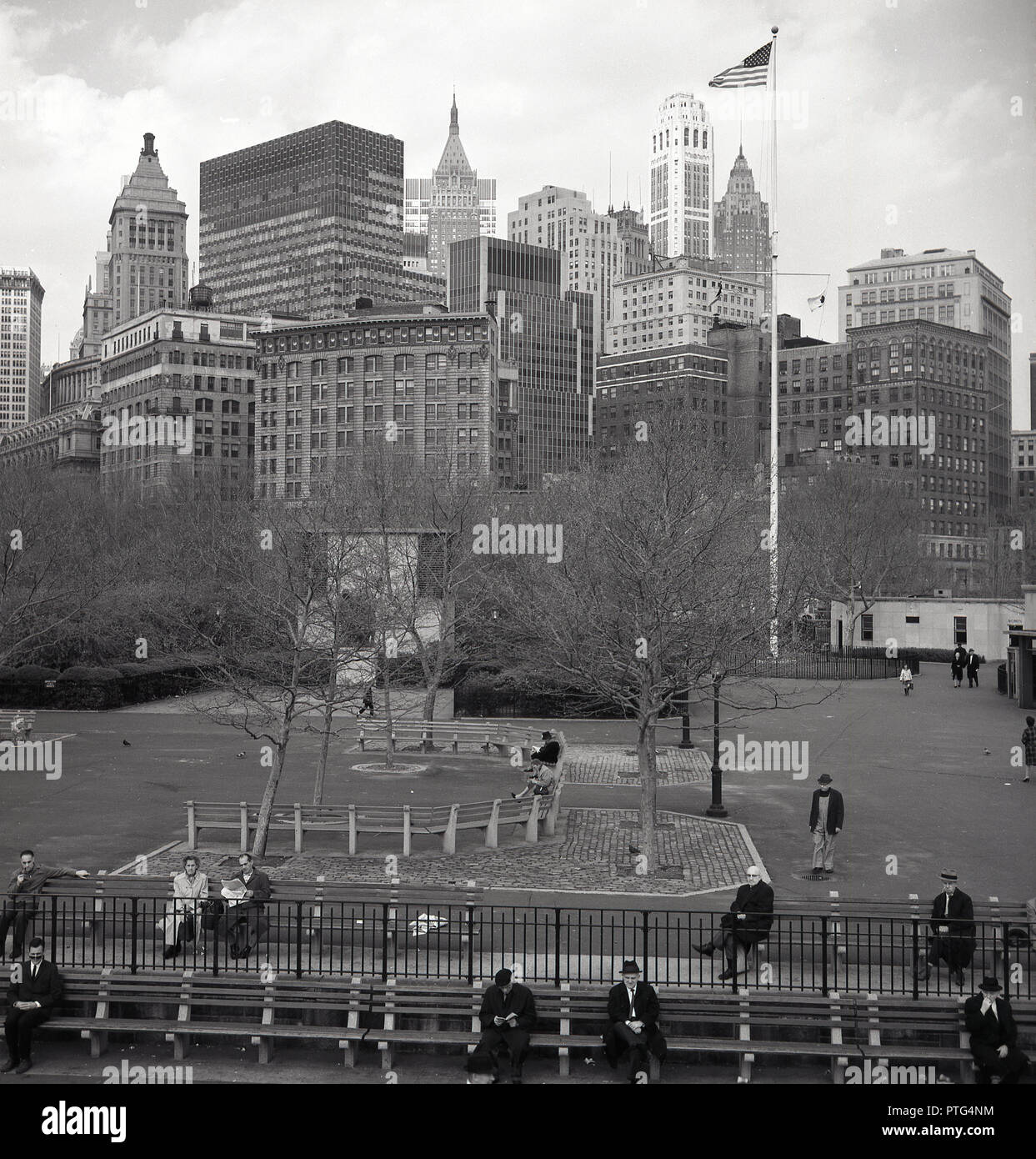1960, Blick über eine Ecke des Central Park zu den hohen Bürogebäuden und Wolkenkratzer von Manhattan, New York City, New York, USA. Stockfoto