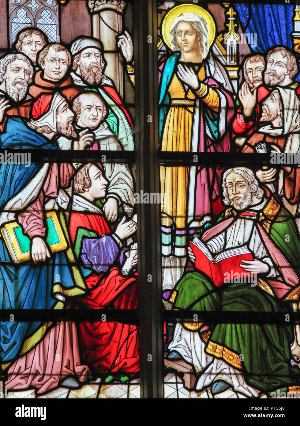 Glasfenster einer Versammlung der Mutter Maria und die Jünger Christi in der Kirche von Stabroek, Belgien. Stockfoto