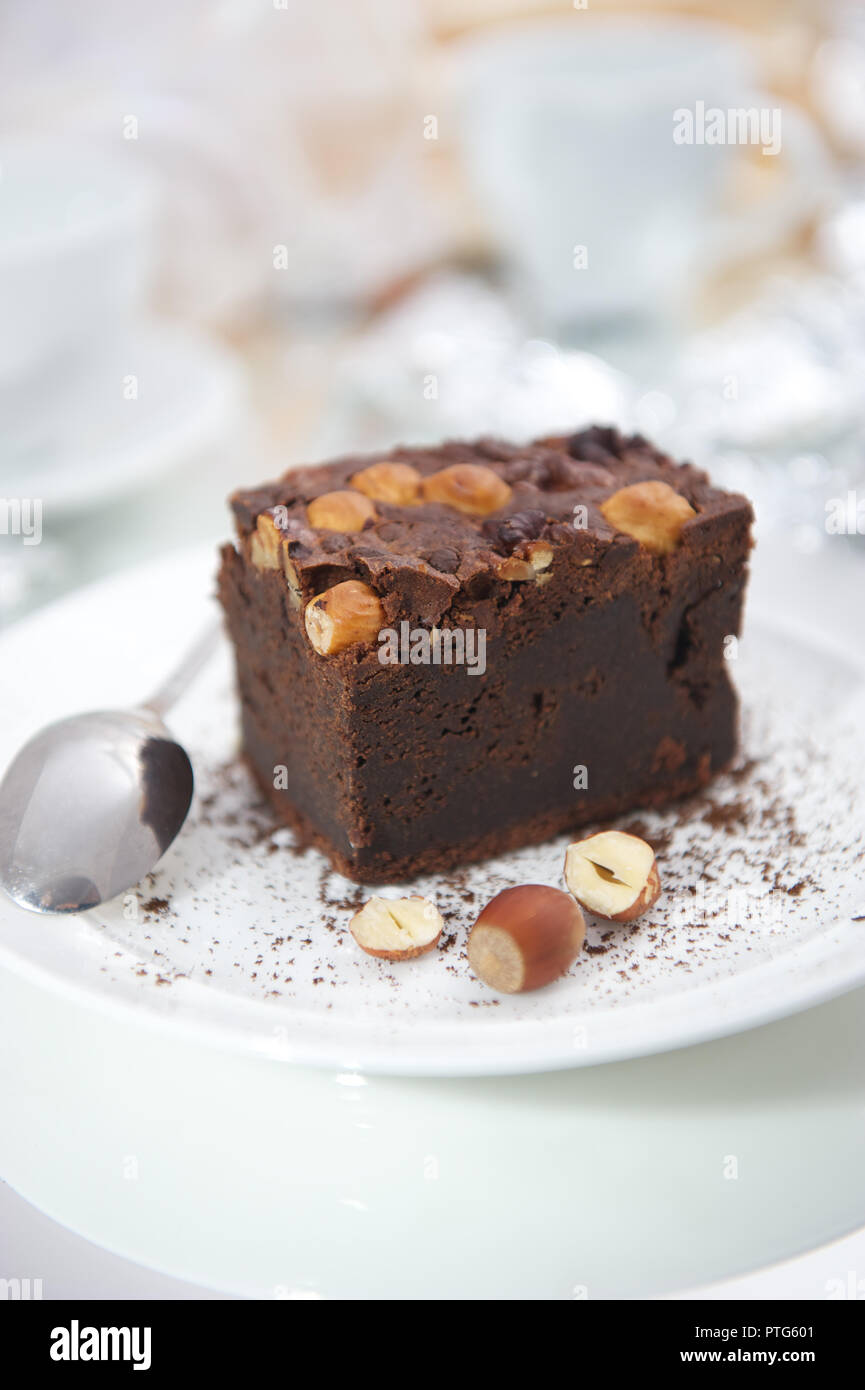 Dessert Schokoladenkuchen in einer Platte auf einem hellen Hintergrund Stockfoto