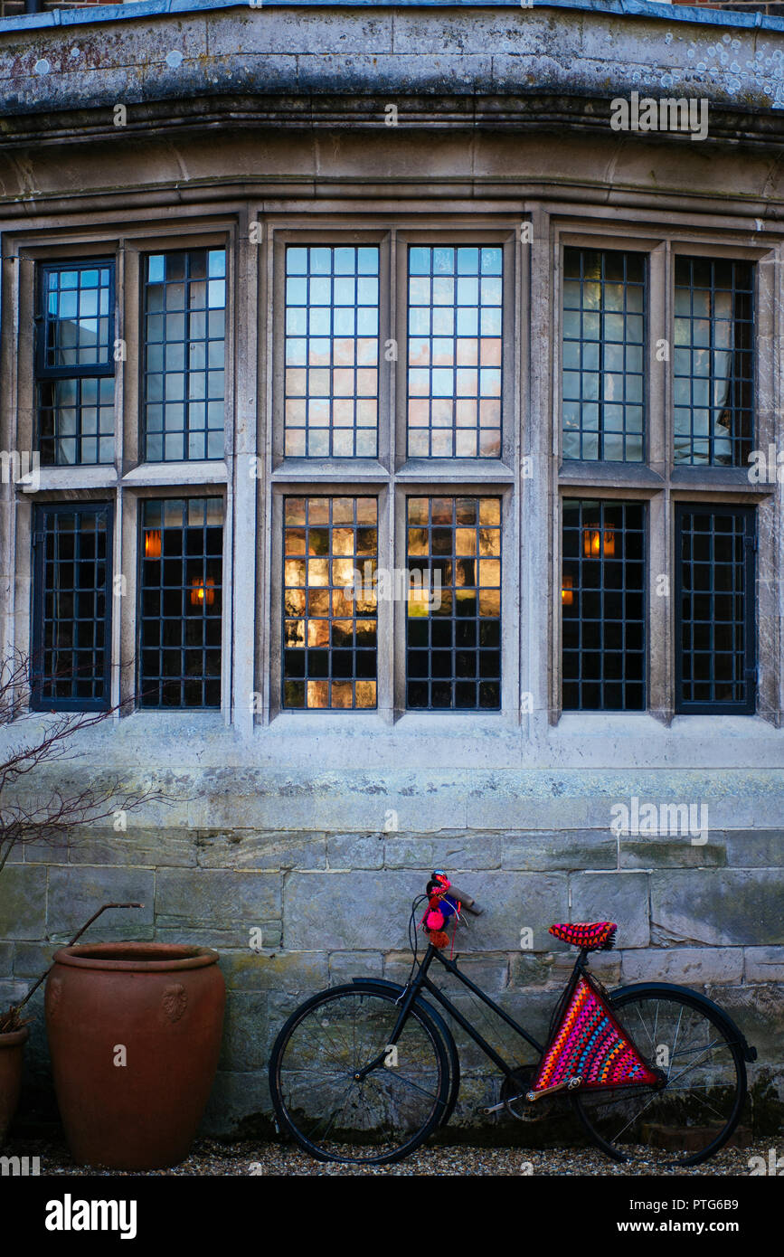 Stein zweibogige Fenster dekoriert mit Fahrrad Stockfoto