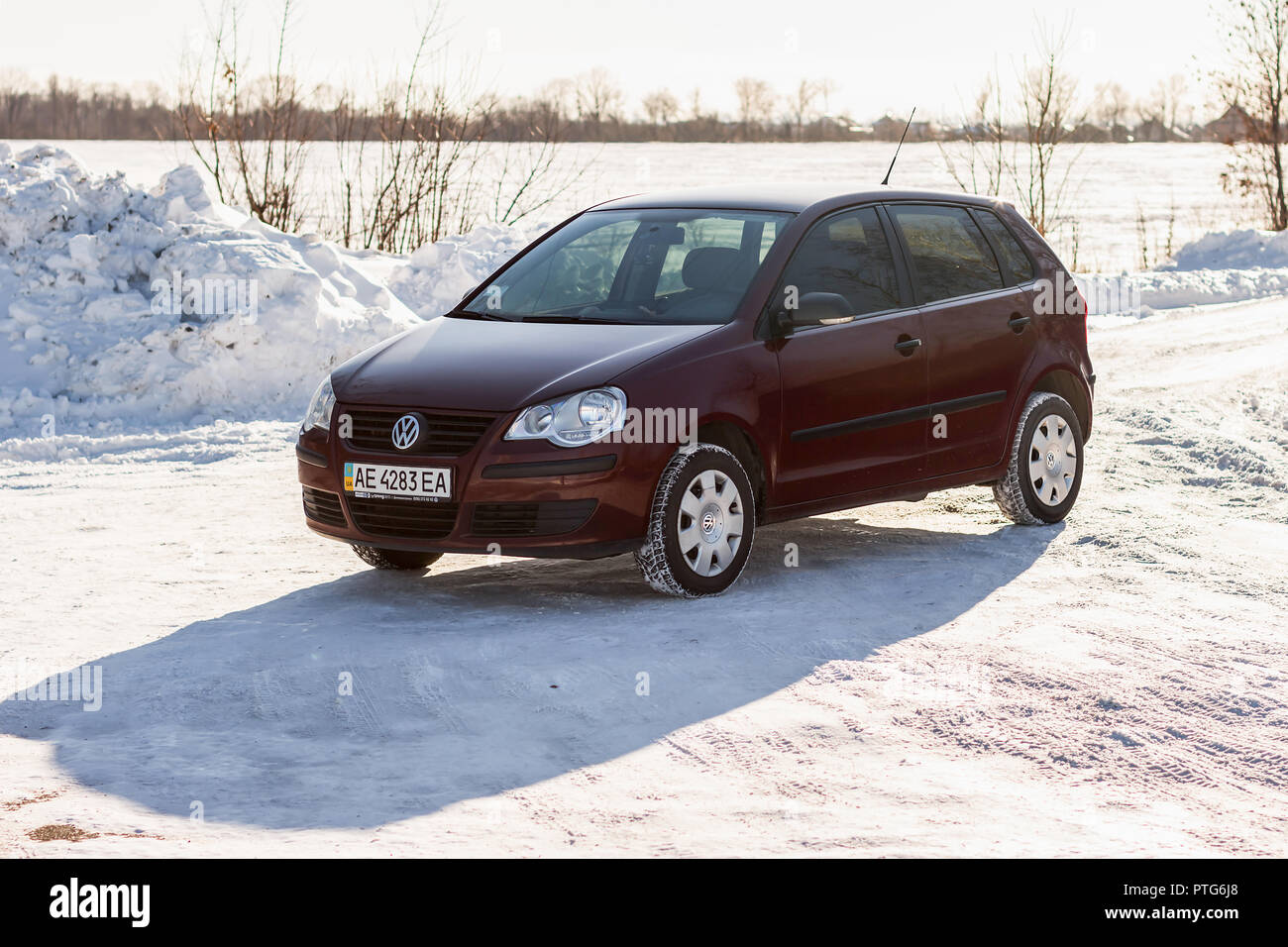 REGION DNIPROPETROWSK, UKRAINE - Februar 03, 2014: Volkswagen Polo Burgund Farbe auf den Winter Straße, nicht-städtischen Stockfoto