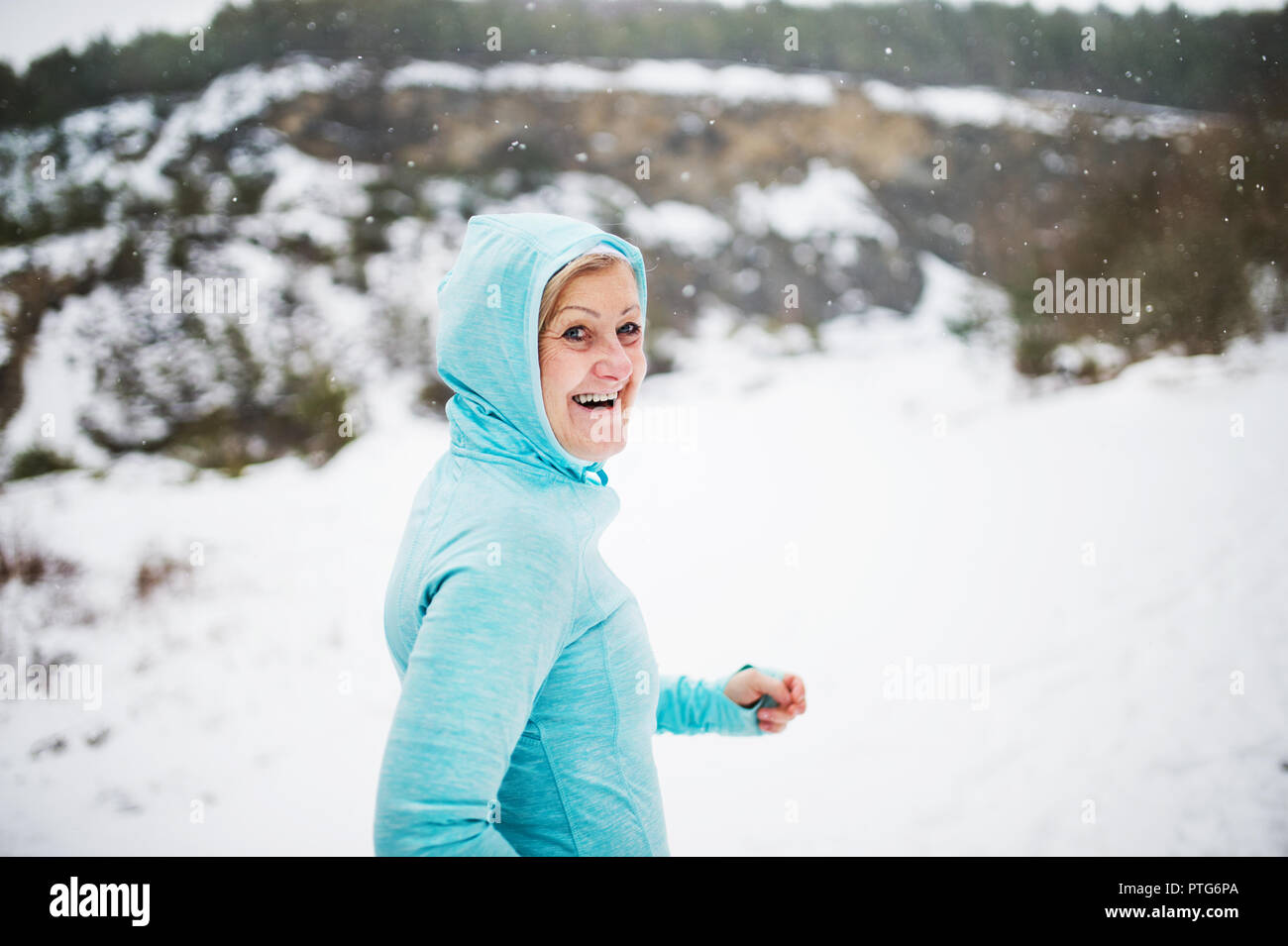 Ältere Frau Runner im Winter Natur ruht. Stockfoto