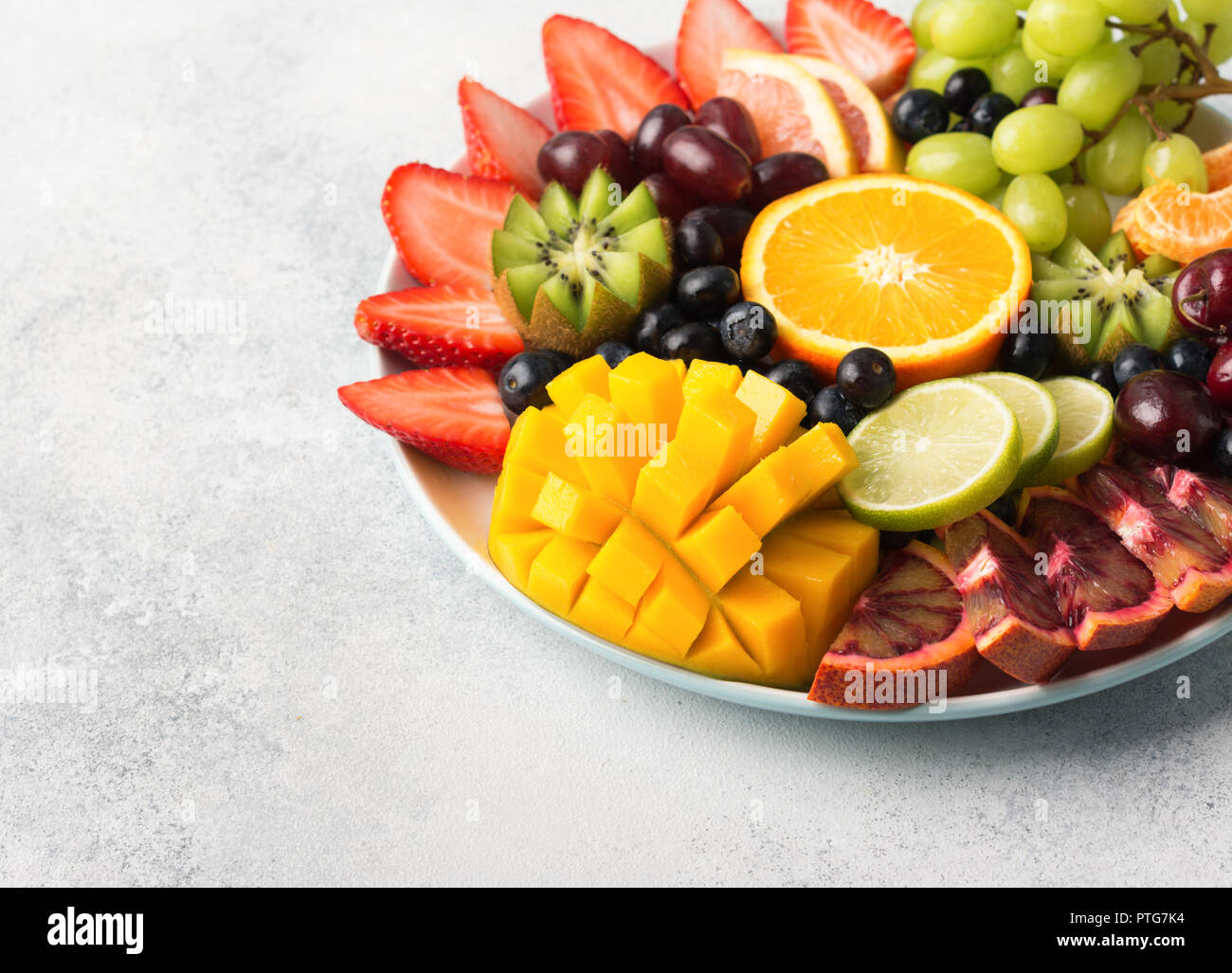 Rohe Früchte Beeren Sortiment platter auf die weiße Platte, an der aus weißer Tisch, Kopieren, selektiven Fokus Stockfoto
