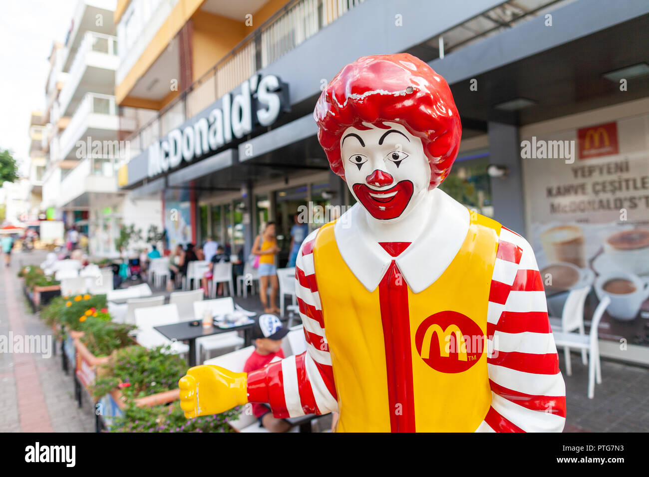 ANTALYA/TÜRKEI - September 30, 2018: Ronald Mc Donald Maskottchen steht vor einem Mc Donalds shop in Antalya Stockfoto