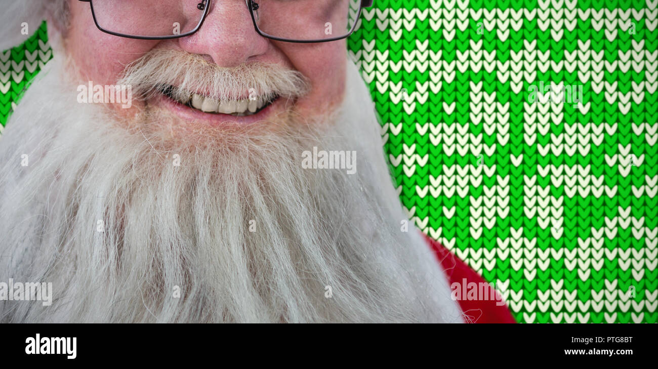 Das zusammengesetzte Bild von Santa Claus vor weißem Hintergrund lächelnd Stockfoto