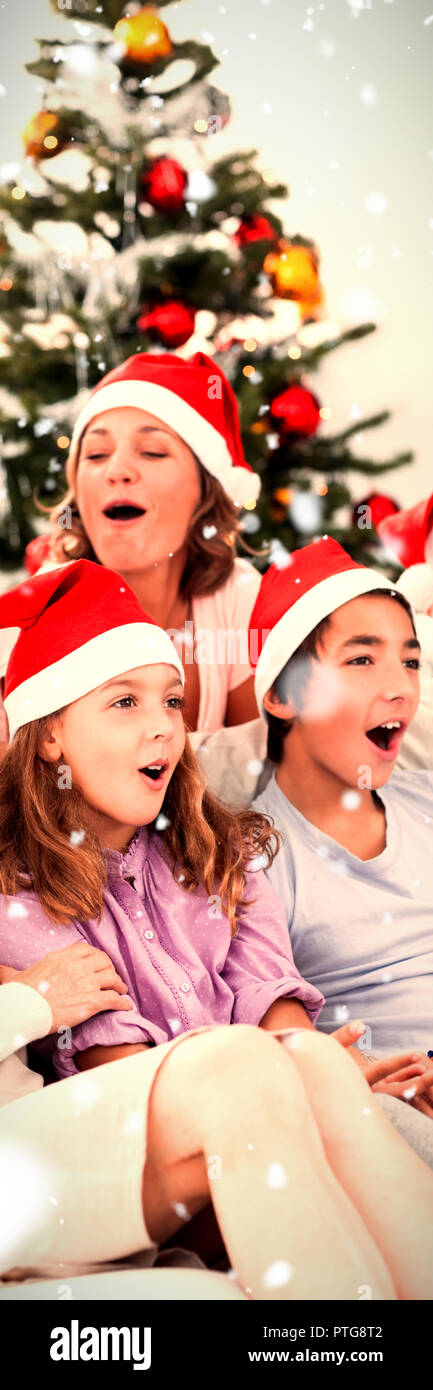 Das zusammengesetzte Bild der erweiterten Familie singen Weihnachtslieder Stockfoto