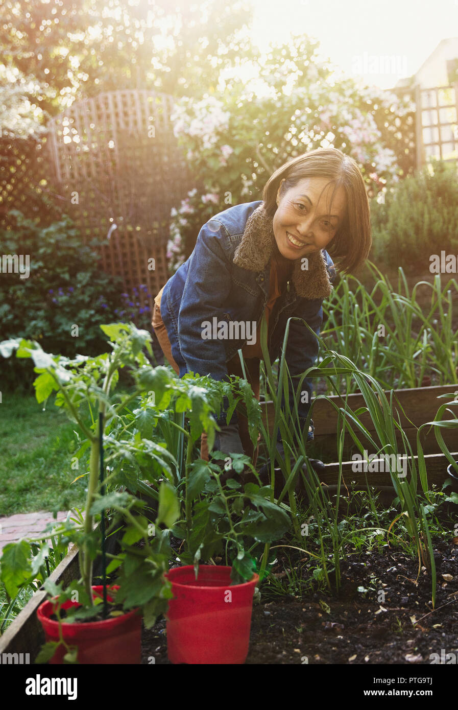 Porträt Lächeln Active Senior Frau, Gartenarbeit Stockfoto