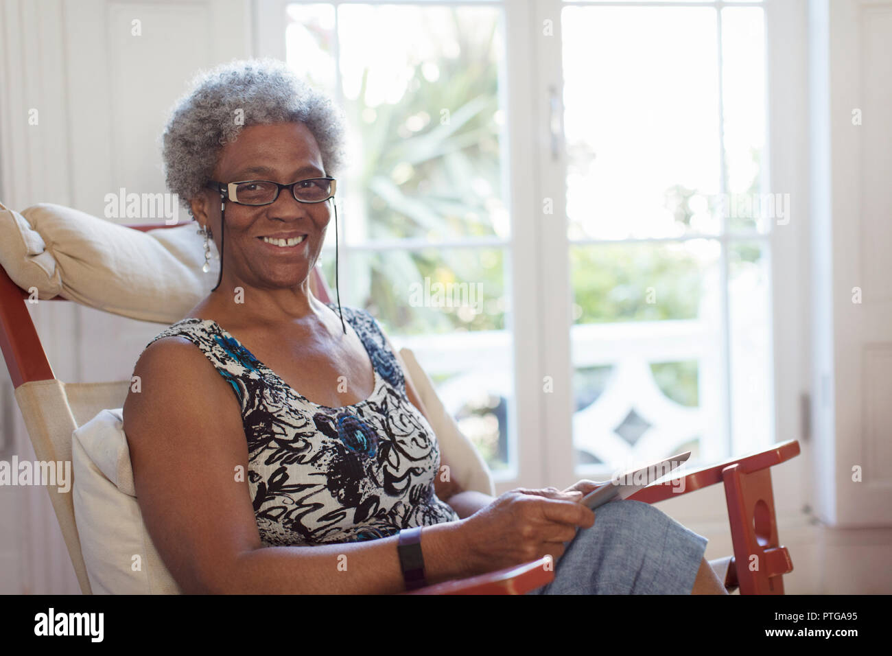 Porträt Lächeln, selbstbewusste ältere Frau mit digitalen Tablet Stockfoto