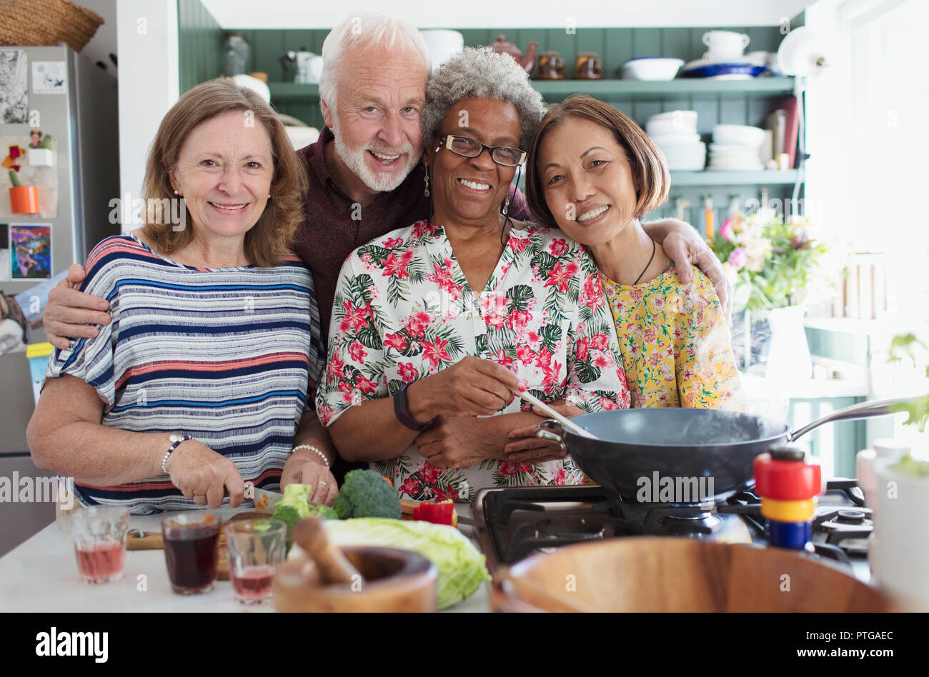 Portrait happy Active Senior Freunde kochen in der Küche Stockfoto