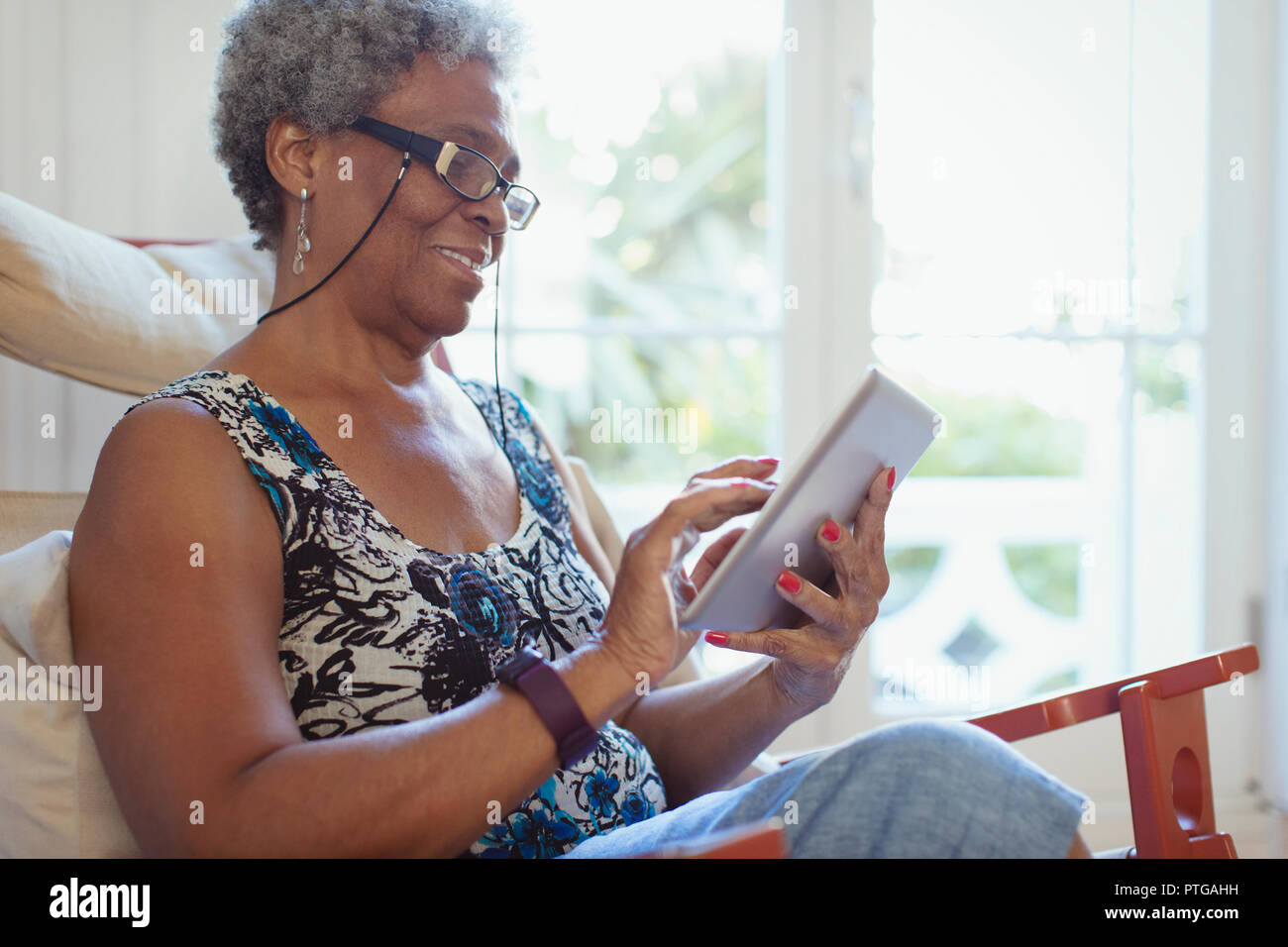 Ältere Frau mit digital-Tablette Stockfoto