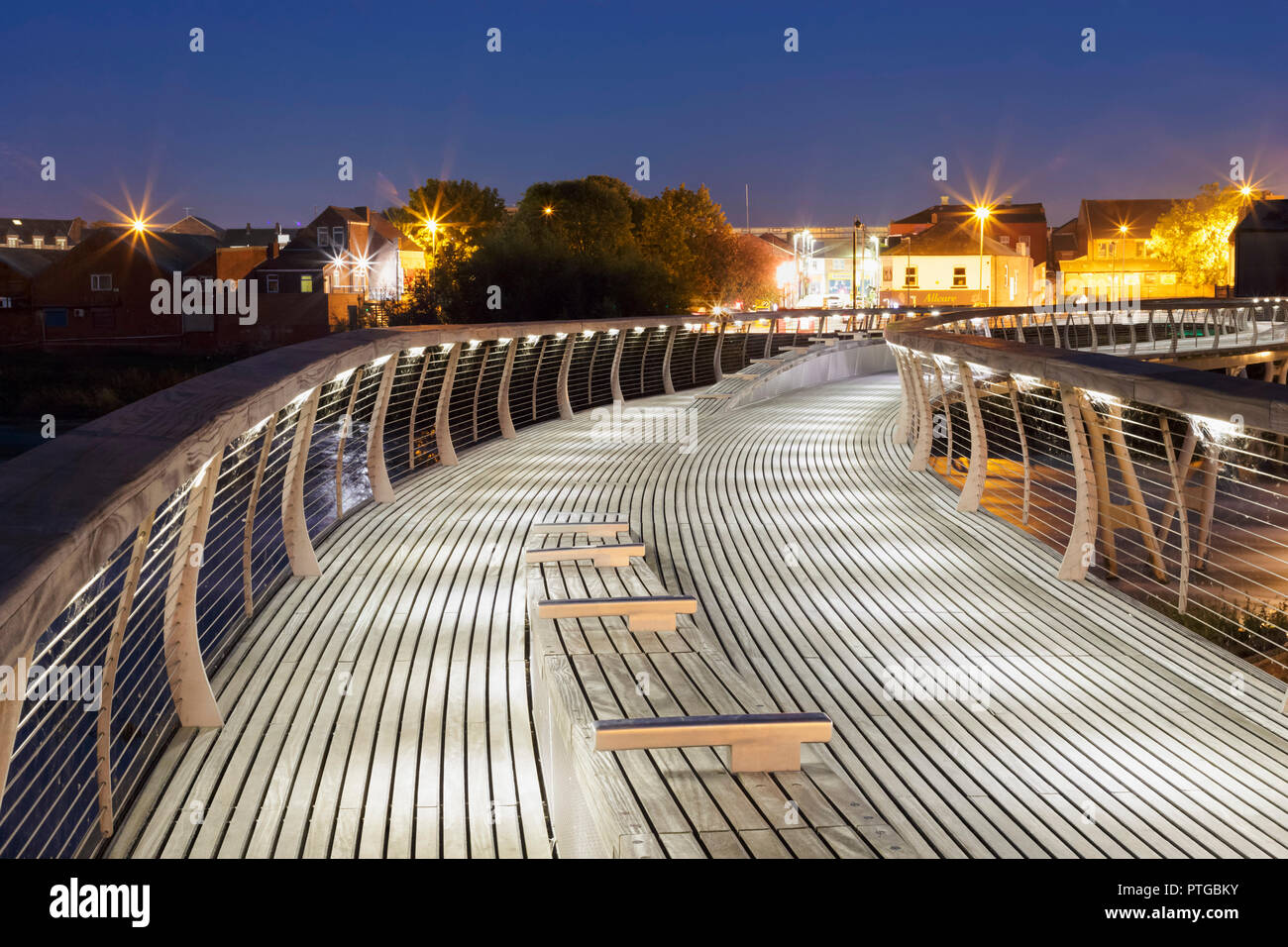 Fußgängerbrücke über den Fluss Aire, nachts, Castleford, West Yorkshire, England, September Stockfoto