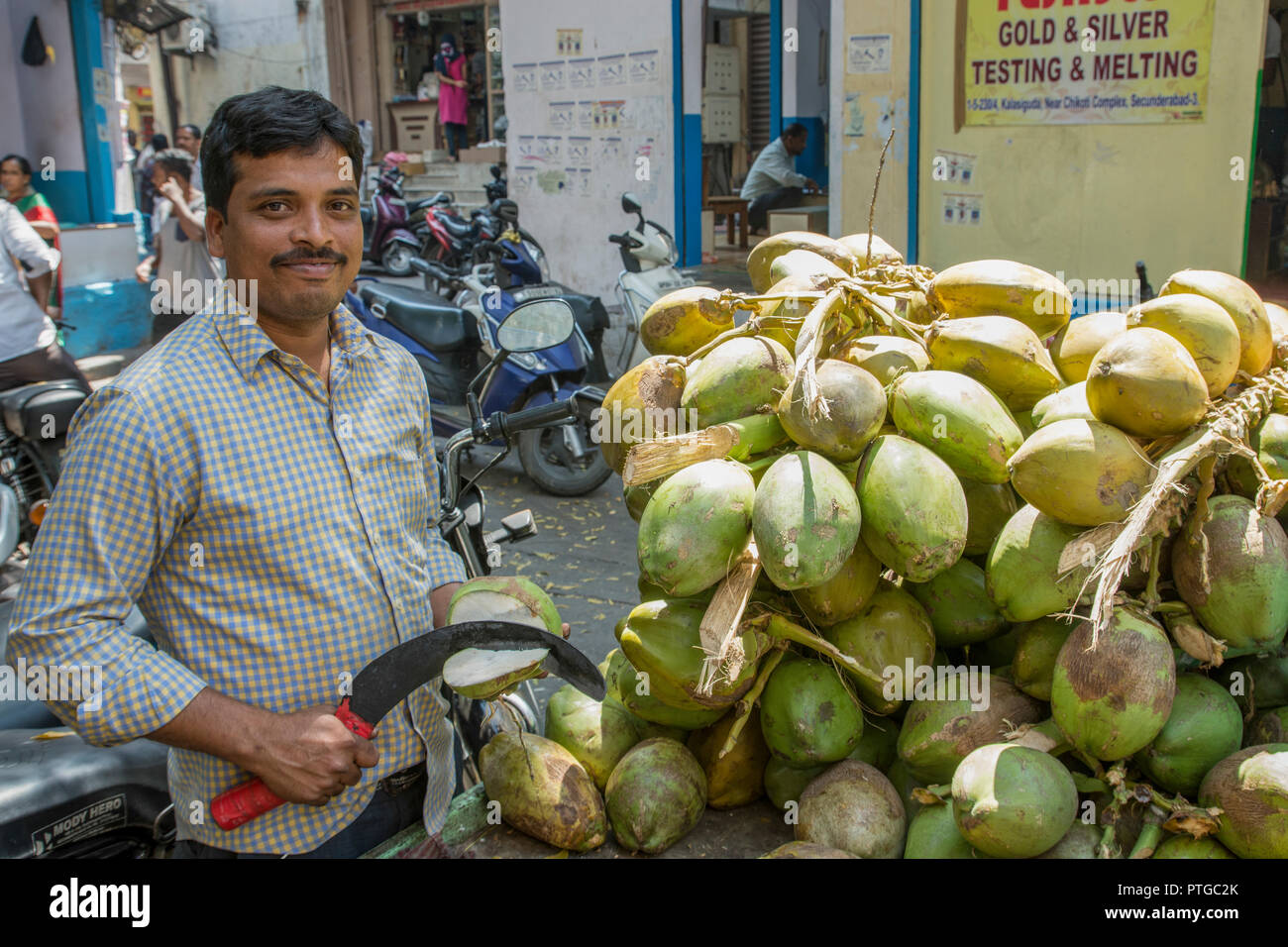 Coconut Verkäufer in einem indischen Markt. In Ahmedabad, Gujarat, Indien fotografierte Stockfoto