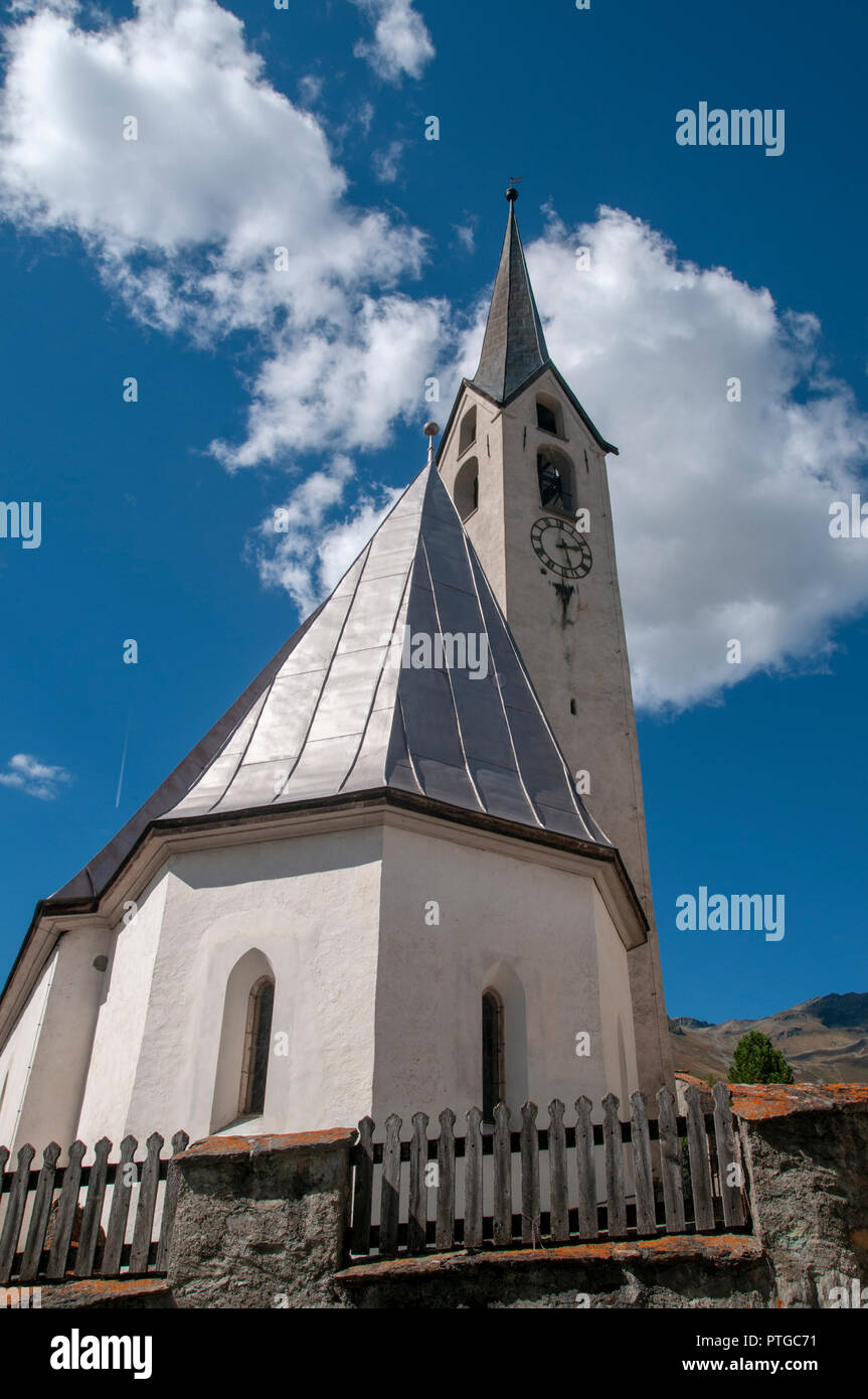 Pfarrkirche Engadiner Dorf Guarda, Schweiz Stockfoto