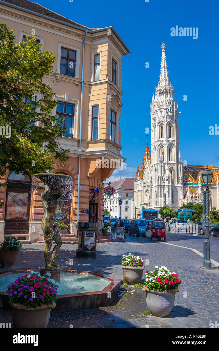 Bronze Brunnen mit St. Matthias Kirche im Hintergrund in der Nähe von Fisherman's Bastion Budapest Ungarn Stockfoto