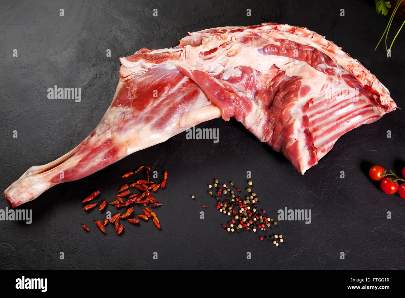 Raw Lamm bein Fleisch zu kochen auf Grill und Barbecue. Schwarzer Hintergrund Stockfoto