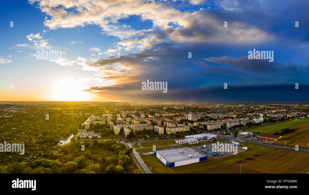 Blick von oben auf Liegenschaften in Ostrow Wielkopolski in Polen, während der dynamischen Wetter. Stockfoto