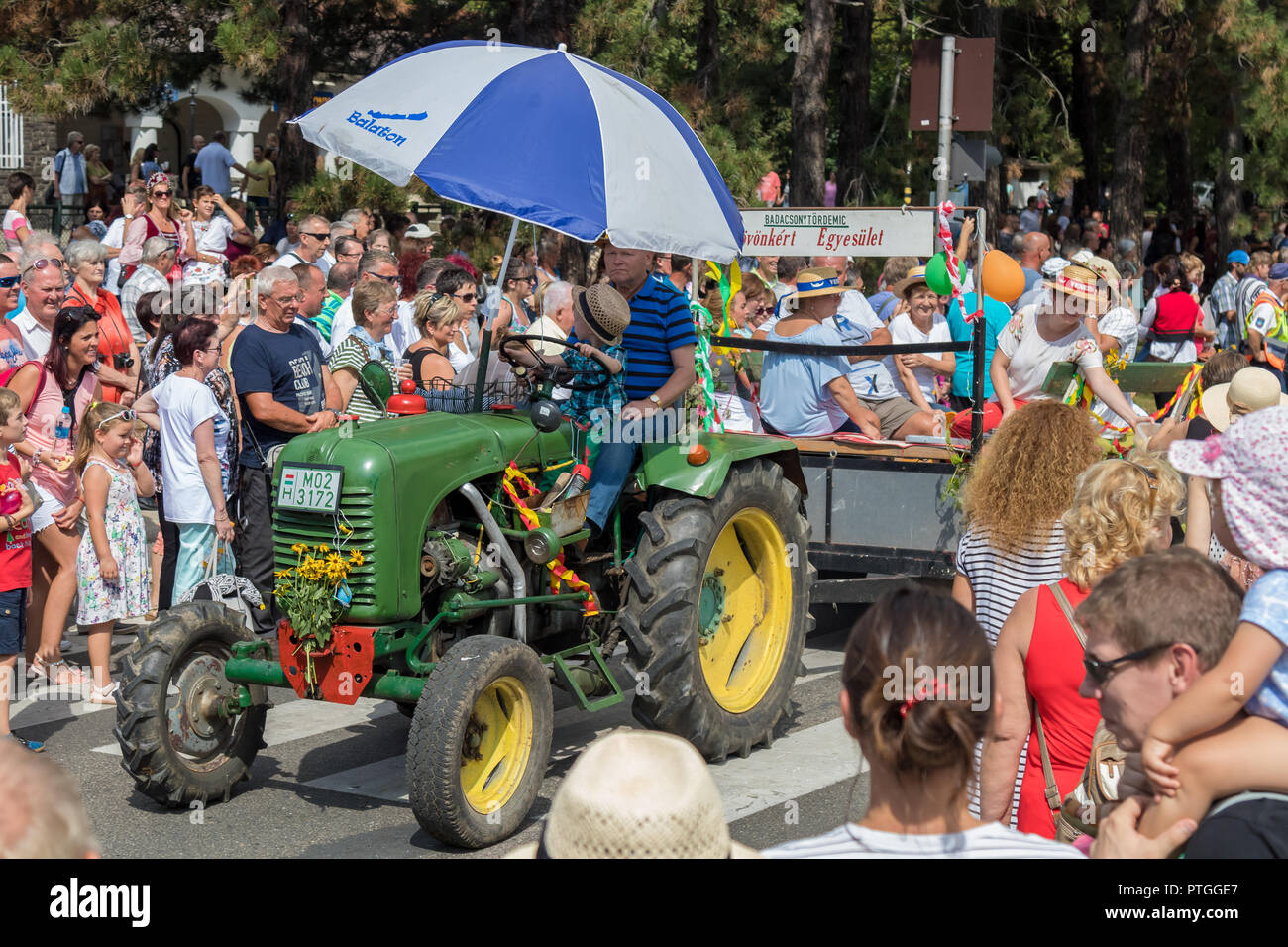 Traditionelle ungarische Rebsorte Teilnehmer der Veranstaltung im Herbst in einem Dorf in Badacsony. 09. 09. 2018 Ungarn Stockfoto