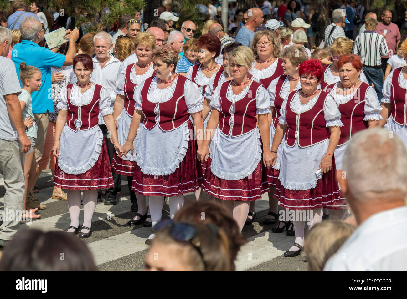 Traditionelle ungarische Rebsorte Teilnehmer der Veranstaltung im Herbst in einem Dorf in Badacsony. 09. 09. 2018 Ungarn Stockfoto