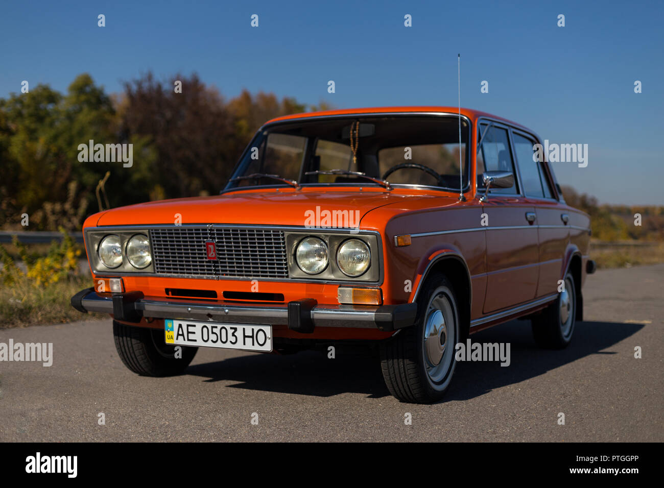 PERESHCHEPINO, UKRAINE - Oktober 12, 2014: Zhiguli VAZ 2106 original  Orange, in der UDSSR in den 70er Jahren veröffentlicht. Auto auf der Straße  geparkt in der m Stockfotografie - Alamy