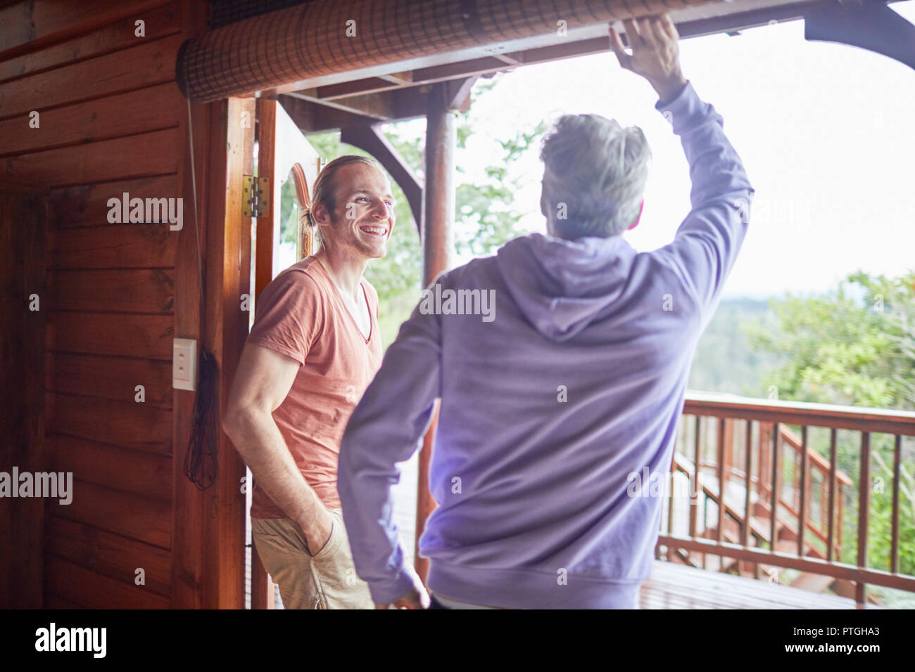 Vater und Sohn reden Hütte Terrasse Eingang Stockfoto