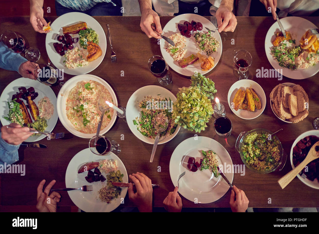Ansicht von oben Freunde genießen das Abendessen und Wein am Tisch Stockfoto