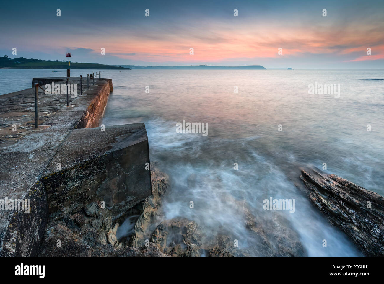 Hafenmauer Sunrise, Portscatho, Cornwall Stockfoto