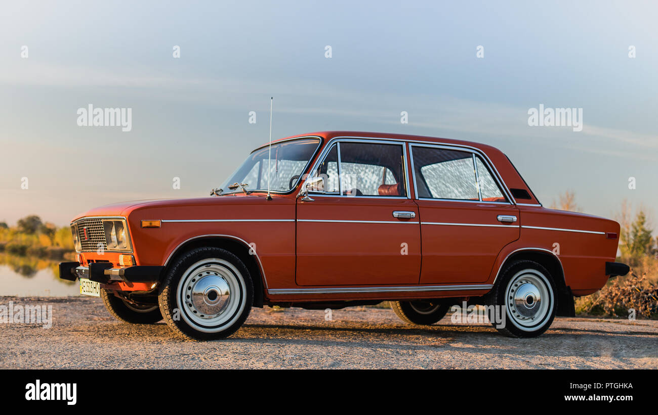 PERESHCHEPINO, UKRAINE - Oktober 12, 2014: Zhiguli VAZ 2106 original Orange, in der UDSSR in den 70er Jahren veröffentlicht. Auto auf der Straße geparkt in der m Stockfoto