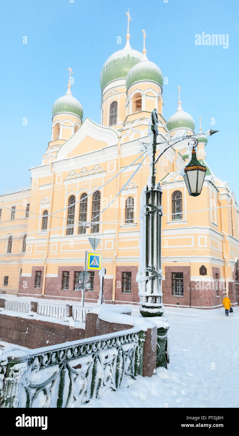 St. Petersburg, Russland. Street View mit Saint Isidore Kirche im Winter Stockfoto
