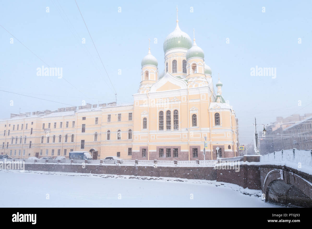 Küste von Griboyedov Kanal mit Saint Isidore Kirche im Winter. St. Petersburg, Russland Stockfoto