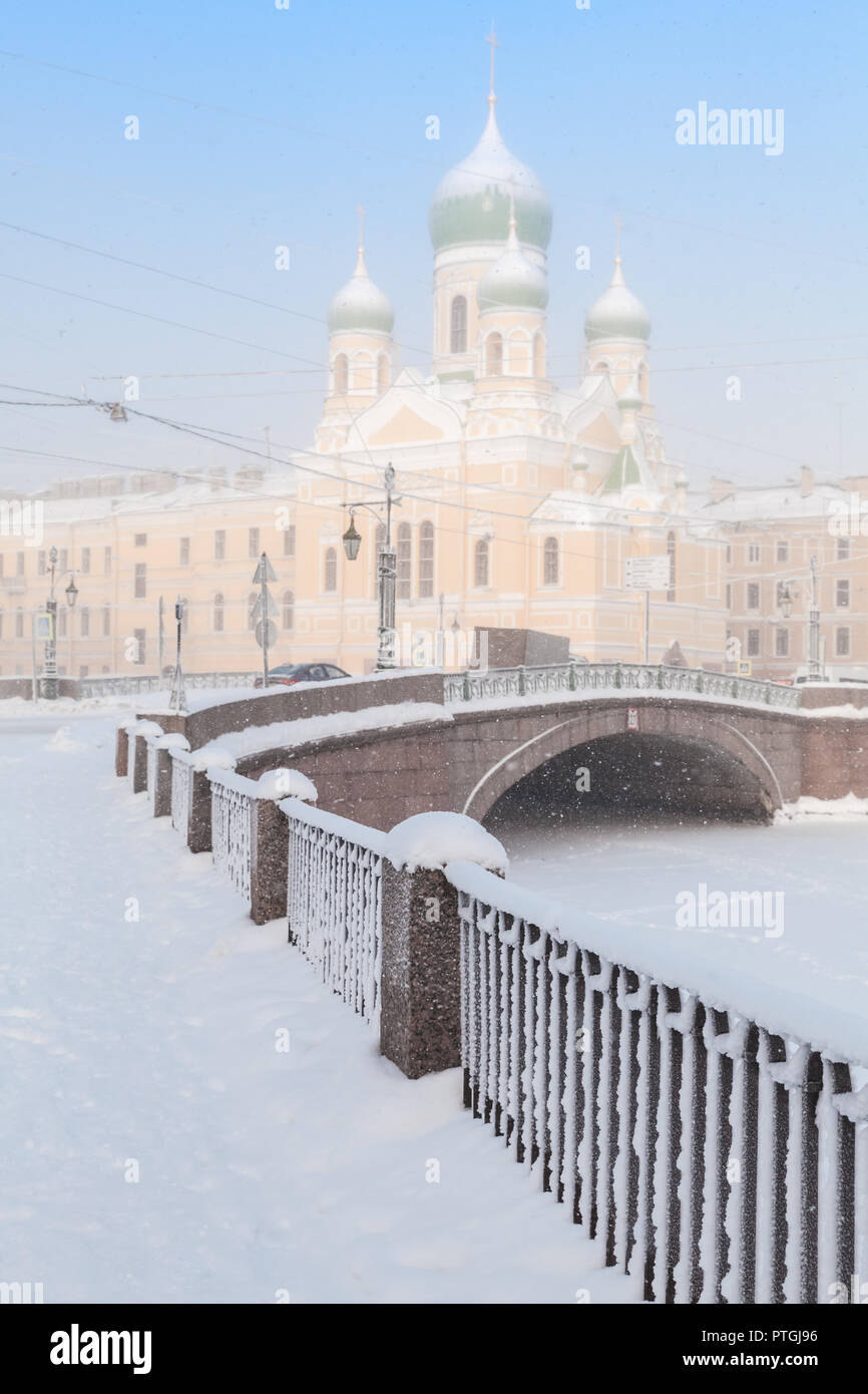 Griboyedov Canal Embankment mit Saint Isidore Kirche im Winter. St. Petersburg, Russland Stockfoto