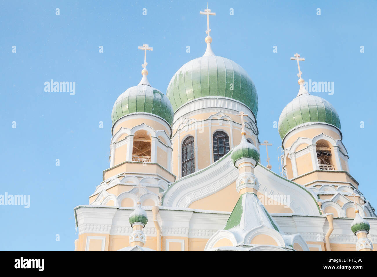 Kuppeln der Saint Isidore Kirche im Winter. St. Petersburg, Russland Stockfoto