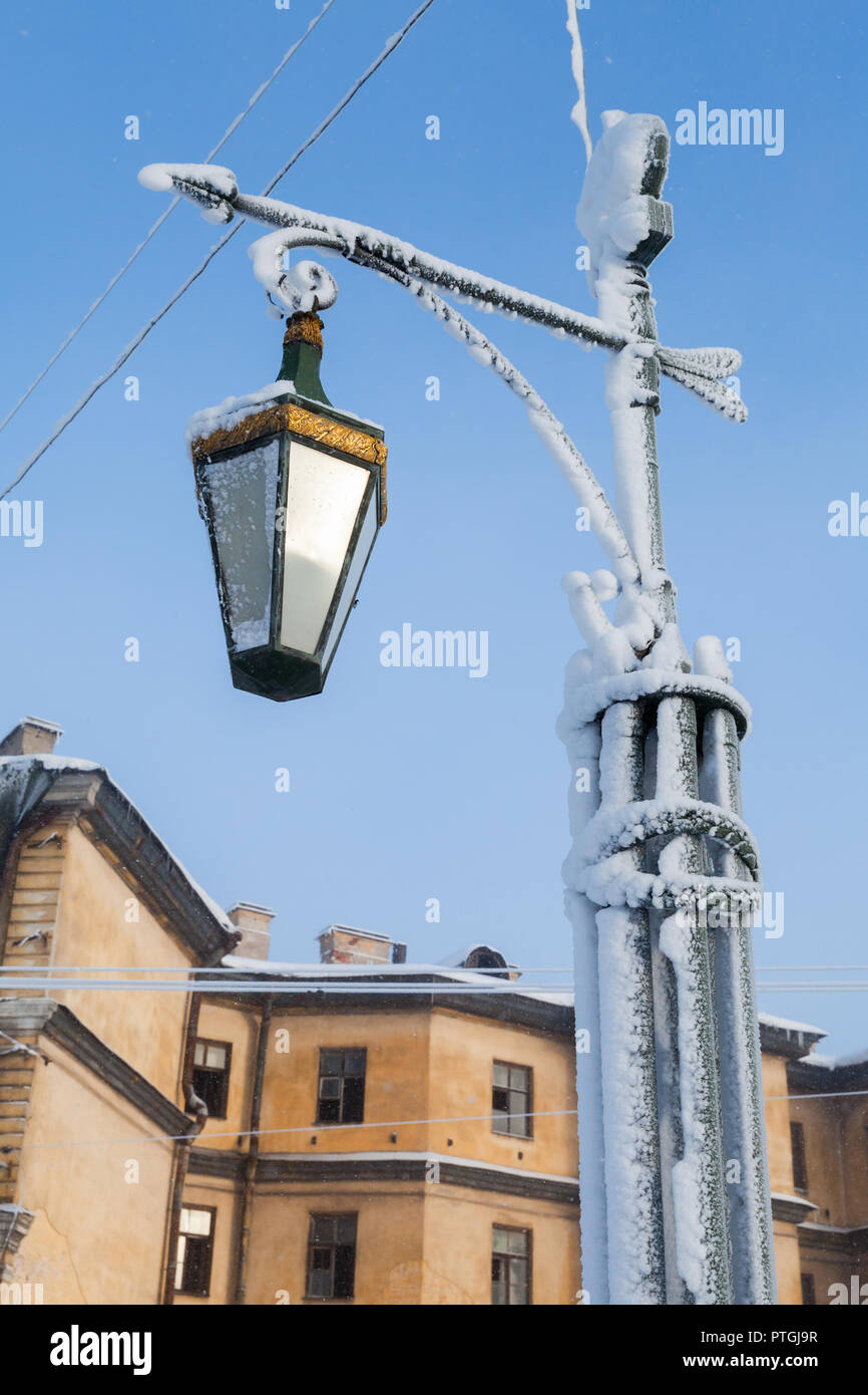 Gefrorene Straße Licht auf Mogilev Brücke im kalten Winter, Sankt Petersburg, Russland Stockfoto