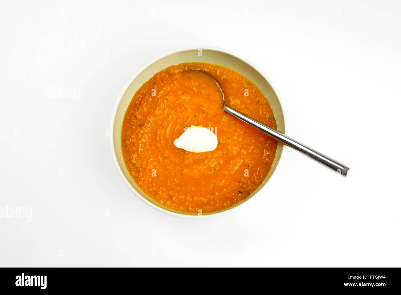 Schüssel mit Karotten-Koriander-Suppe Stockfoto