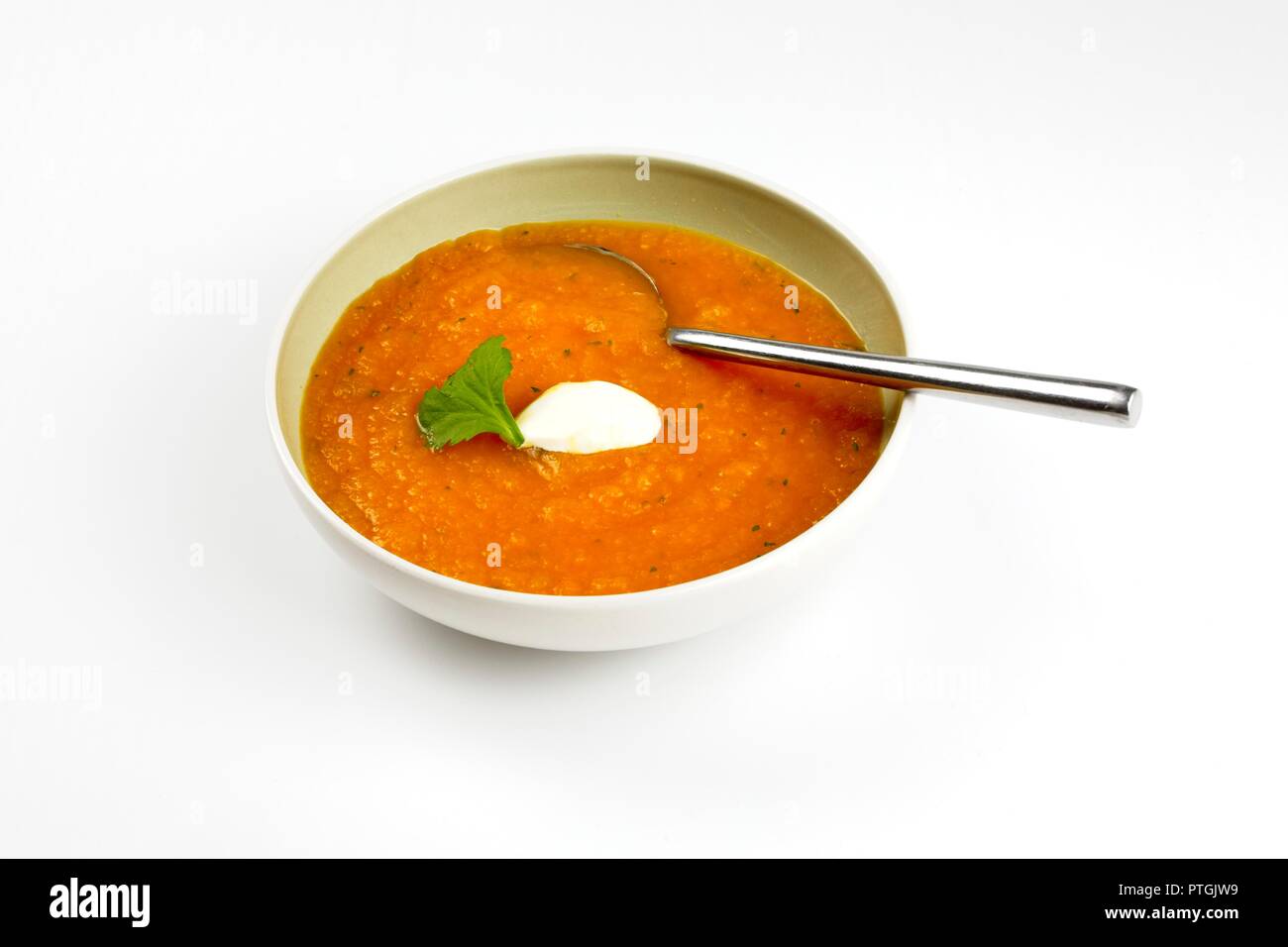 Schüssel mit Karotten-Koriander-Suppe Stockfoto