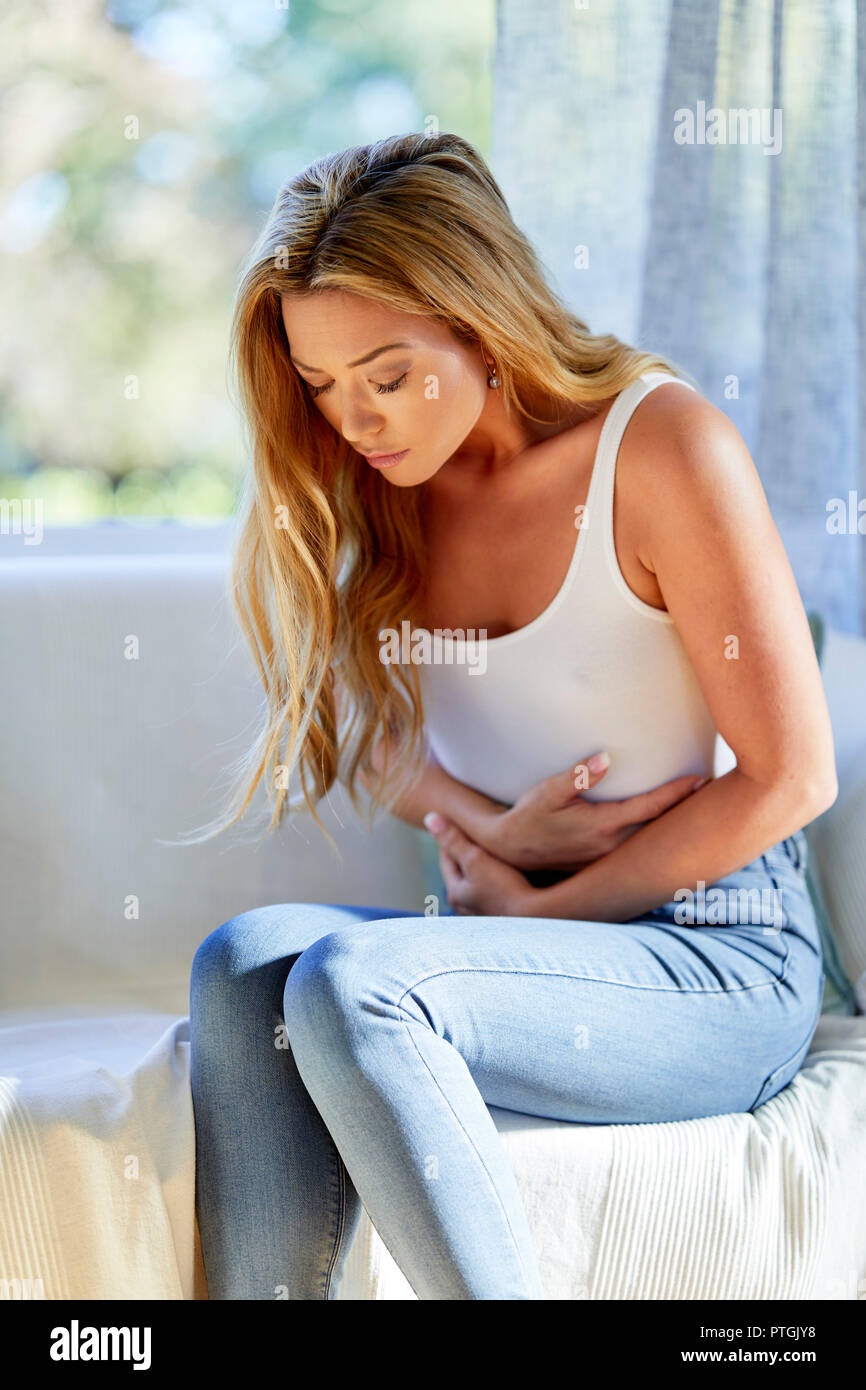 Frau mit Magenschmerzen Stockfoto