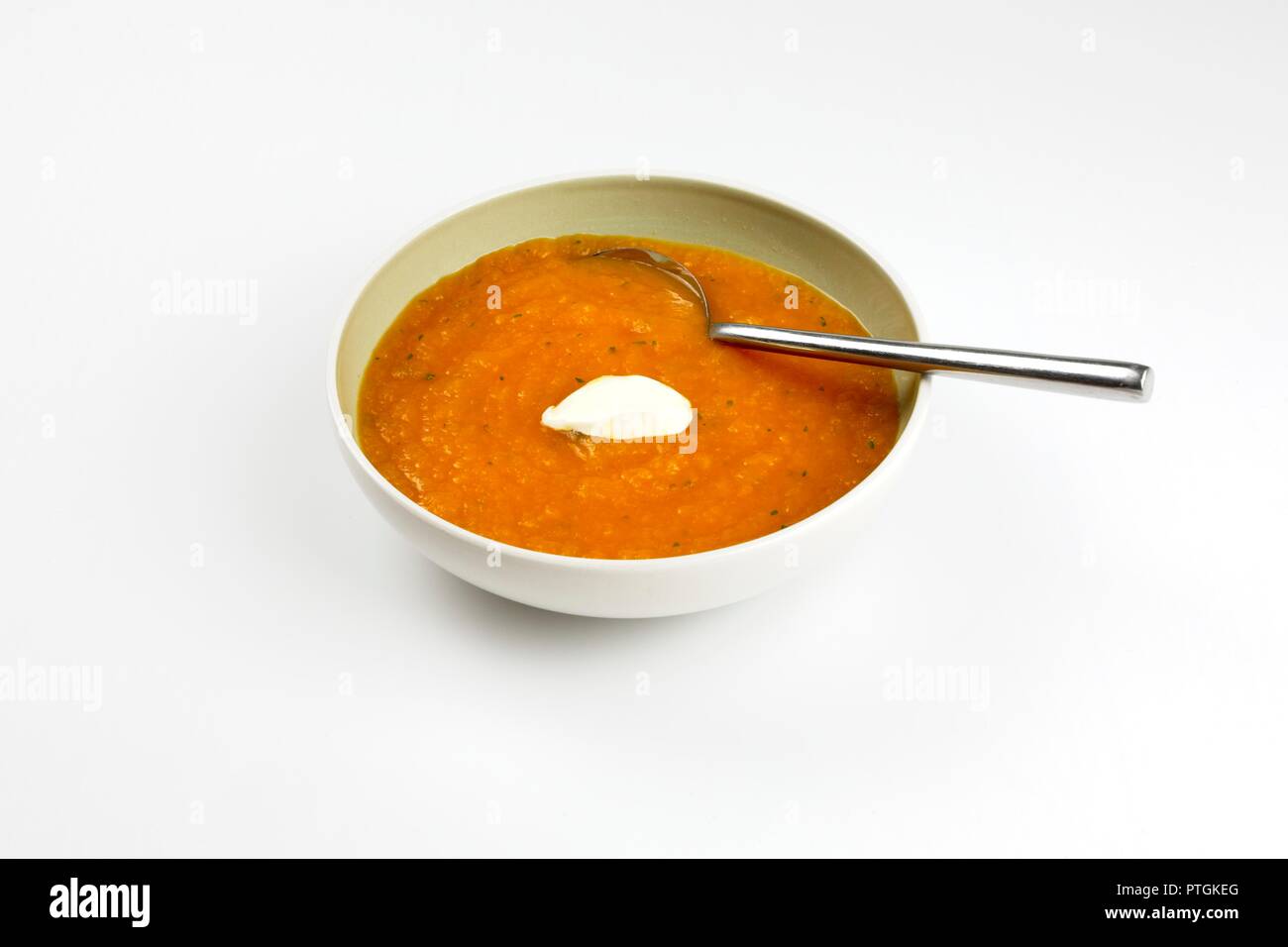 Schüssel mit Karotten-Koriander-Suppe Stockfoto