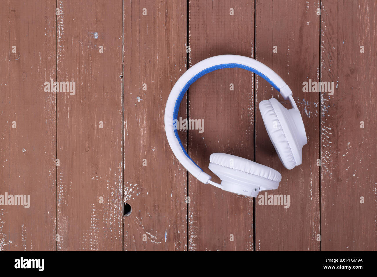 Musikinstrumente - Weiß Blau kabelloser Kopfhörer auf einem Holz Hintergrund. Stockfoto