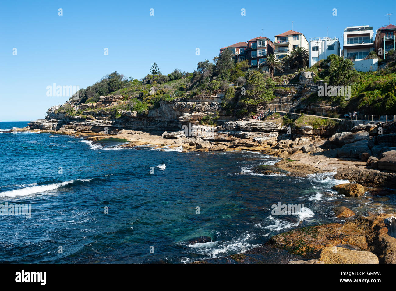 21.09.2018, Sydney, New South Wales, Australien - Häuser sitzen auf den felsigen Klippen mit Blick auf den See entlang der Bondi, Bronte Spaziergang entlang der Küste. Stockfoto